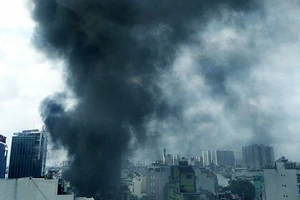 Cháy ở đường Cộng Hòa: Lửa bùng lên khi mở 2 phi dung môi