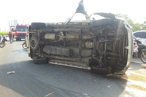 Xe 7 chỗ lộn nhiều vòng trên cầu Nguyễn Hữu Cảnh