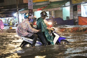 Mưa như trút nước, đường biến thành sông