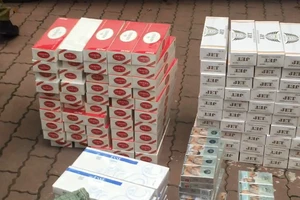 Bắt xe đưa người đi đánh bạc chở thuốc lá lậu