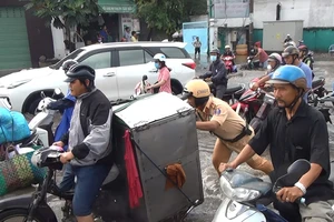 Quốc lộ 1A ngập chìm sau cơn mưa lúc sáng sớm