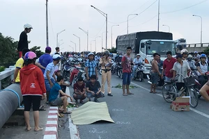 Tai nạn liên tiếp ở cầu Bình Phước, 3 người thương vong
