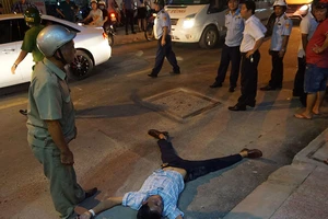 Nam thanh niên nằm vật giữa đường 'bắt đền' ông Hải