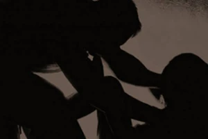 Thiếu nữ Áo tố bạn trai da màu hiếp dâm ở chung cư