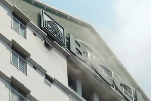 Cháy chung cư cao tầng, người dân hoảng loạn