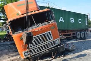 Container lao qua làn xe máy, tông văng dải phân cách