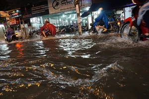 Mưa không kịp vuốt mặt, nhiều tuyến đường lại ngập