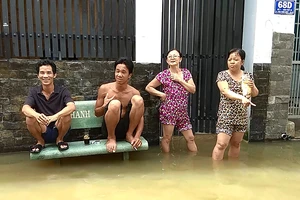 2 ngày nước chưa chịu rút, người dân quận 12 khốn đốn