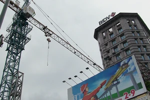 Tay cẩu va ngân hàng ở quận 3, hai xe sang bị hỏng