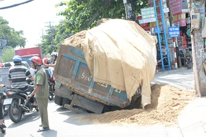 Xe ben sụp hố ga giữa đường Nguyễn Văn Quá