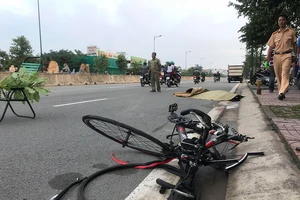 Dân truy bắt ô tô tông chết người ở đường Phạm Văn Đồng