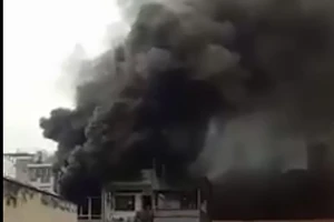 Cháy cửa hàng phụ tùng xe máy, cả khu chợ hốt hoảng