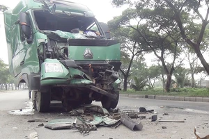 Người dân cạy cửa cứu tài xế container 