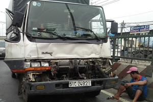 Tài xế kẹt trong cabin sau cú tông 3 xe tải ở Bình Tân