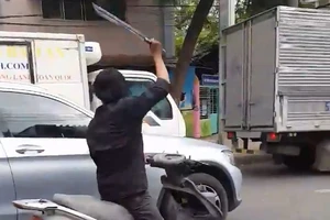 Kẻ chém kính ô tô ở Sài Gòn khai 'do bị ép xe khi chạy'