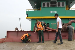 Bắt 4 tàu hút cát lậu trên biển Cần Giờ