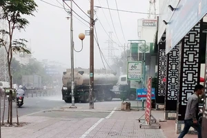 Xe bồn kéo đường dây điện phát cháy trước trạm xăng