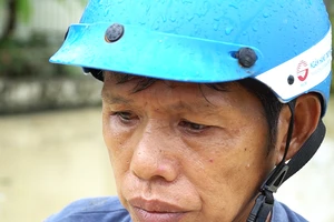 Người dân TP Nha Trang dồn sức khắc phục bão 12