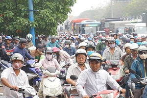 Ngàn xe kẹt cứng ở nút giao An Sương