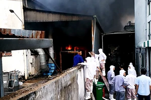 Cháy KCN ở quận 12, hàng trăm công nhân tháo chạy