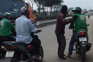 Nhóm xe ôm buộc cô gái đi bộ giữa trời nắng vì đặt Grab