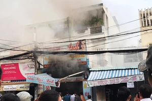 Cháy ở quận 7, chủ nhà kêu gào nhờ cảnh sát vào cứu con