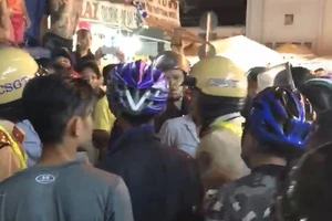 Ô tô tông xe cảnh sát, bỏ chạy điên cuồng ở TP.HCM 