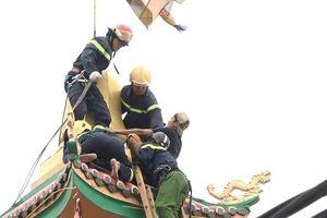 Đưa thanh niên ngáo đá leo nóc chùa đi cai nghiện