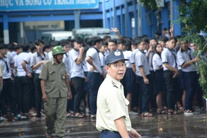 Cháy khu nội trú, hàng trăm học sinh tháo chạy