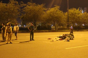 Đôi nam nữ bị container tông trên xa lộ Hà Nội