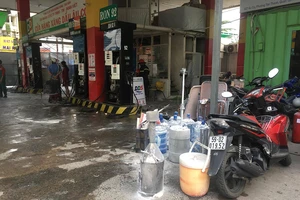 Cửa hàng xăng dầu bốc cháy, dân hốt hoảng tháo chạy