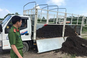 Xe tải đổ trộm 90 tấn bùn thải ra khu dân cư ở Củ Chi