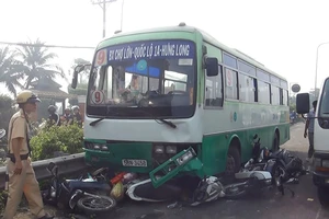 Xe buýt mất thắng cuốn nhiều xe máy ở dốc cầu Bình Điền
