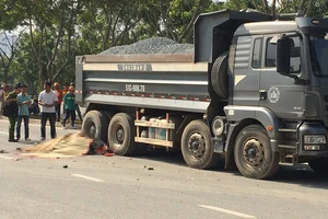 Hai thanh niên lao xe máy vào đuôi xe ben trên đại lộ