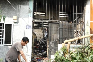 Con trai vừa khóa cửa rời đi thì nhà cháy