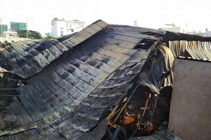 Cảnh hoang tàn sau vụ cháy nhà xưởng ở Tân Phú