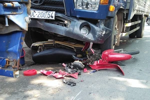 Đỗ xe mua hàng ven đường, cô gái bị cuốn vào gầm xe tải