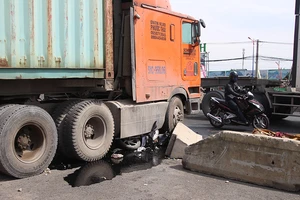 Xe container lao sang làn xe máy, cuốn 2 người vào gầm