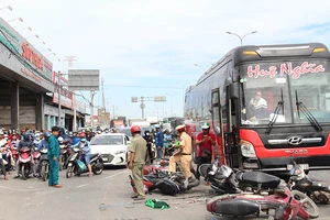 Xe khách điên lao vào dòng xe máy chờ đèn đỏ