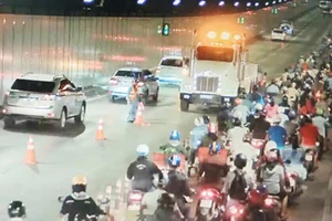Ô tô bất ngờ nổ lốp trong hầm Thủ Thiêm giờ cao điểm