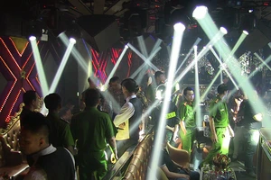 Trăm cảnh sát 'đột kích' 2 quán bar trung tâm Sài Gòn