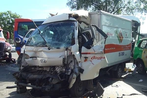 Container lao vào xe khách đang chờ đèn đỏ