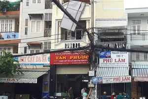 Lắp biển quảng cáo, 3 công nhân bị điện giật nguy kịch