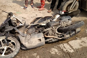 Tài xế Grab và hành khách hút chết dưới bánh container