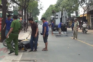 Khung sắt từ ô tô tải rơi trúng nữ sinh đi xe máy