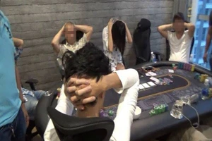 Bắt 3 Việt kiều trong ổ bạc ở chung cư Bình Thạnh