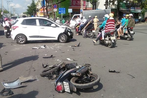 Vượt đèn đỏ, nam thanh niên tử vong ở đường Tên Lửa