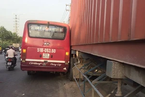 Xe buýt chở khách truy đuổi xe container tại Thủ Đức