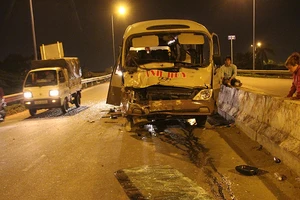 Xe khách tông cotainer ở Thủ Đức, nhiều người la hét