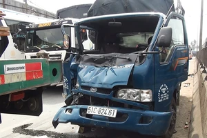 Xe tông liên hoàn, dân cạy cabin cứu tài xế bị kẹt 